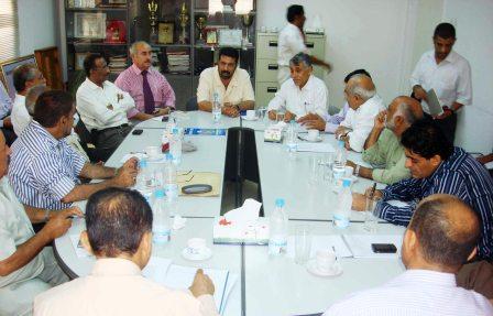 د. الجفري لدى ترؤسه الاجتماع الموسع أمس